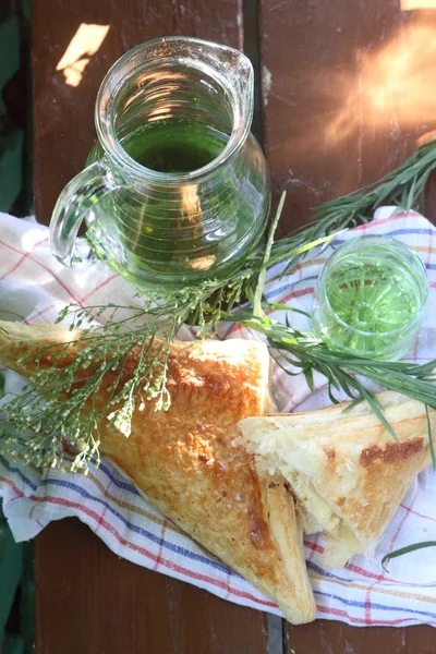 Torta di soffio con formaggio e una bevanda di "Tarhun " — Foto Stock