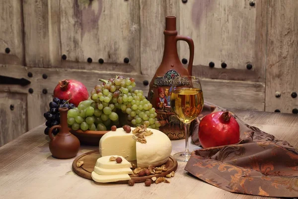The white wine served with cheese and fruit — Stock Photo, Image