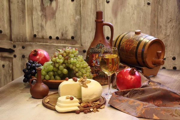Il vino bianco servito con formaggio e frutta — Foto Stock