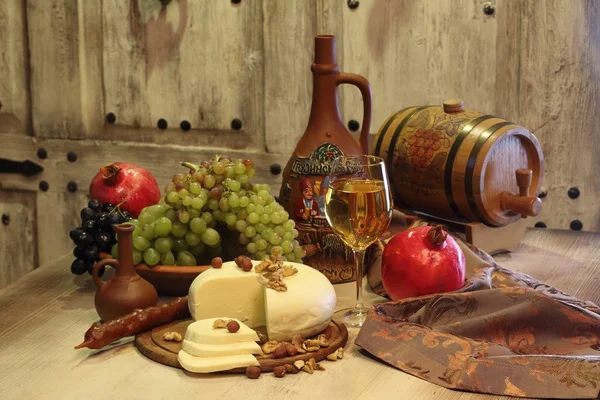 Weißwein mit Käse und Obst — Stockfoto