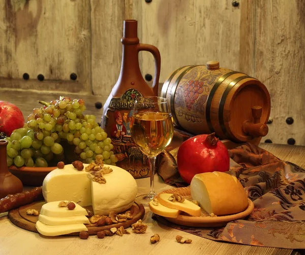 Fruto e vinho em uma mesa de madeira — Fotografia de Stock