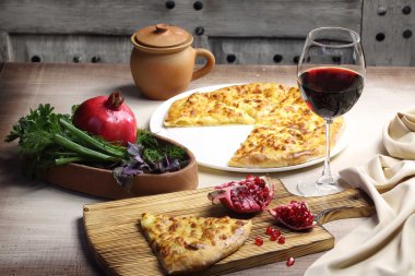 kırmızı şarap cam ve nar peynir pasta ahşap tablo