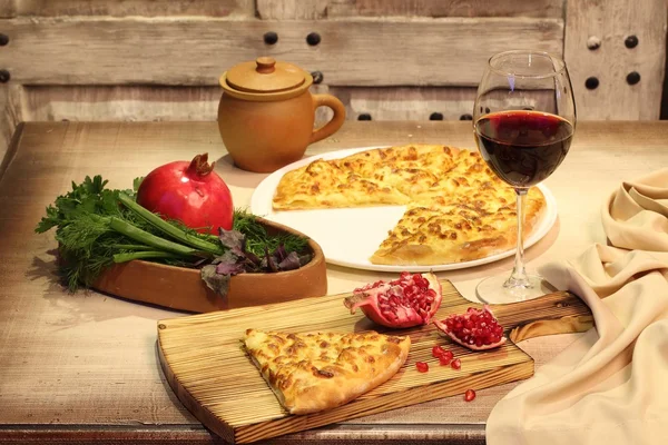 Czerwone wino, granatu i ser flatbread — Zdjęcie stockowe
