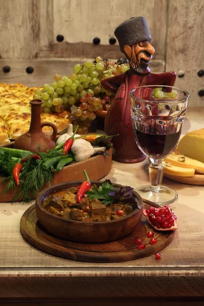 Красное вино и мясо, тушеные в соусе с острым перцем и граном — стоковое фото