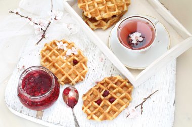 reçel ve çay ile gözleme