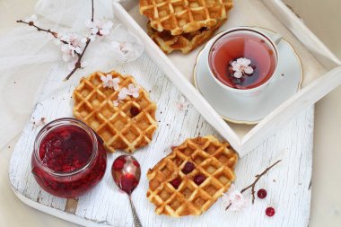 reçel ve çay ile gözleme