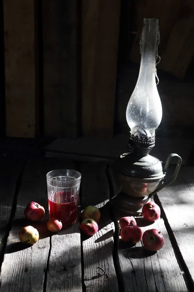 煤油灯、苹果复合灯和木桌上的苹果 — 图库照片