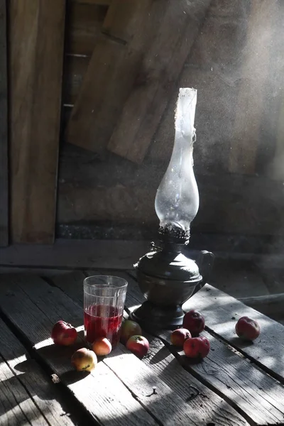 Jabłka, sok i lampa naftowa na Starym strychu — Zdjęcie stockowe