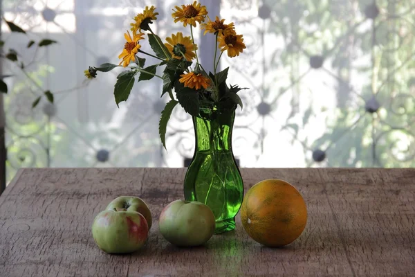 Melão, maçãs e um buquê de margaridas amarelas — Fotografia de Stock