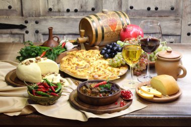 peynir ve meyve ve acı biber ile et ile şarap