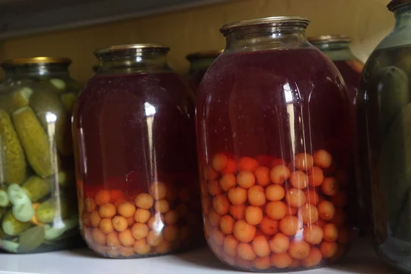 Kersen compote in een glazen pot — Stockfoto