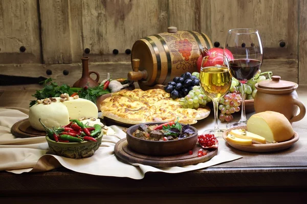Wein mit Käse und Obst und Fleisch mit scharfem Pfeffer — Stockfoto