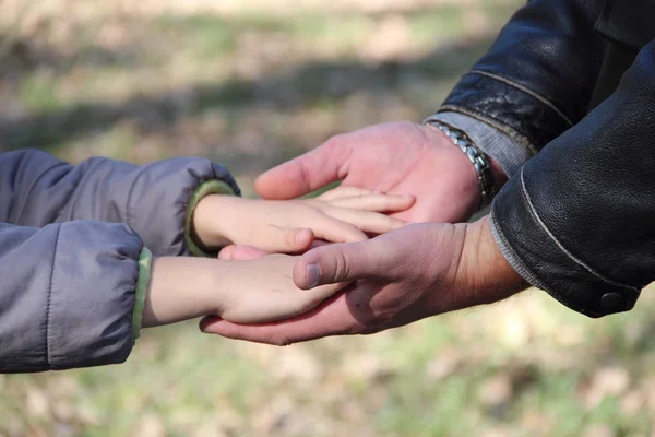 Mani di suo figlio nelle mani del padre — Foto Stock