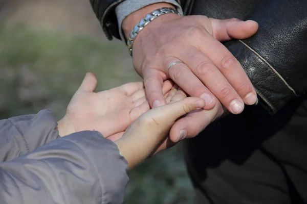 Mani di suo figlio nelle mani del padre — Foto Stock