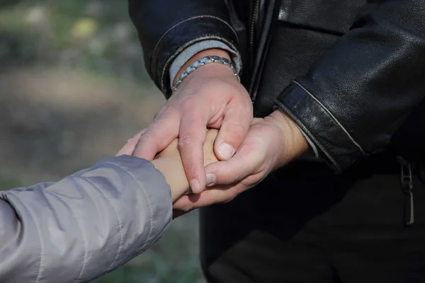 Il padre tiene in mano il figlio di palma — Foto Stock