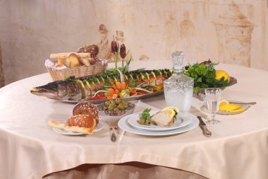 limon ve sebze ve vod eşliğinde fırında pişmiş pike