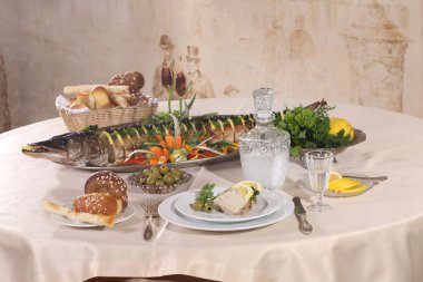 limon ve sebze ve vod eşliğinde fırında pişmiş pike