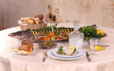 limon ve otlar ve bir sürahi ile servis fırında pişmiş pike 