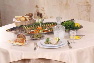 limon ve sebze ve vod eşliğinde fırında pişmiş pike