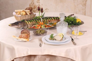 limon ve zeytin ve bir sürahi ile servis fırında pişmiş pike