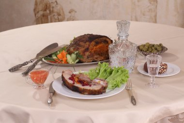 domuz eti sebze ve votka bir sürahi ile doldurulmuş