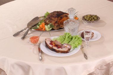 domuz eti sebze ve votka bir sürahi ile doldurulmuş