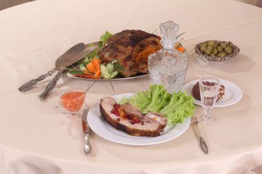 domuz eti sebze ve votka bir sürahi ile doldurulmuş