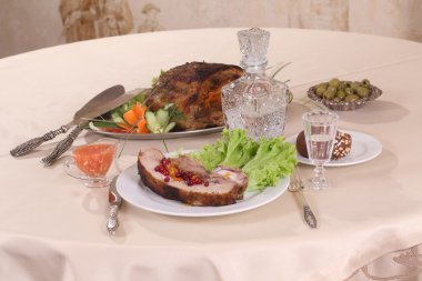 domuz eti sebze ve votka bir sürahi ile doldurulmuş