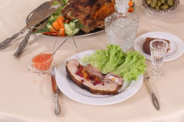 domuz eti sebze ve votka bir sürahi ile doldurulmuş