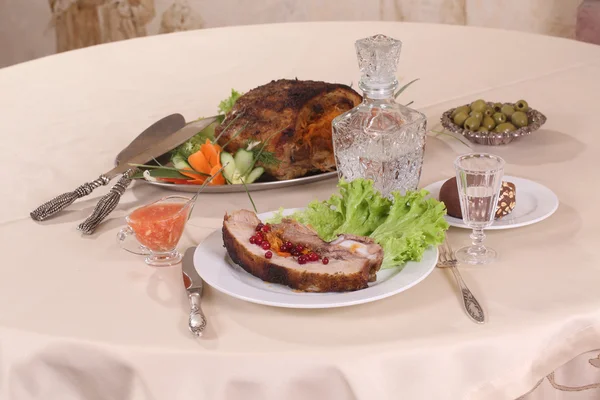 domuz eti sebze ve votka bir sürahi ile doldurulmuş