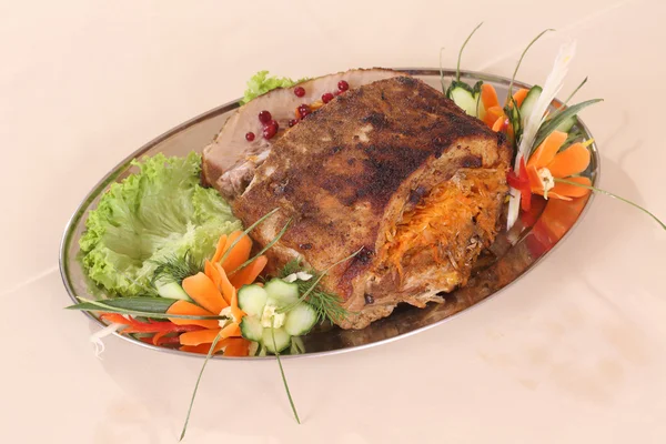Carne di maiale ripiena di verdure su un piatto — Foto Stock