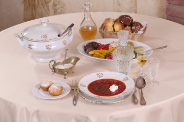 Pancar çorbası ekşi krema ve votka sürahi içinde