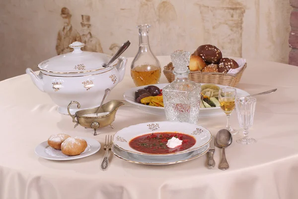 Pancar çorbası ekşi krema ve votka sürahi içinde