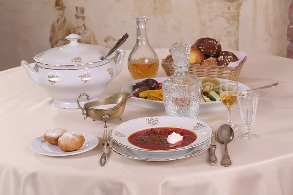 Pancar çorbası ekşi krema ve votka sürahi içinde