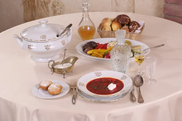 Pancar çorbası ekşi krema ve votka sürahi içinde