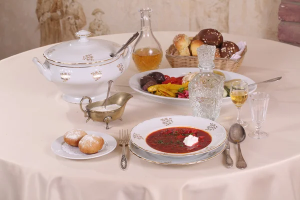 Pancar çorbası ekşi krema ve votka sürahi içinde