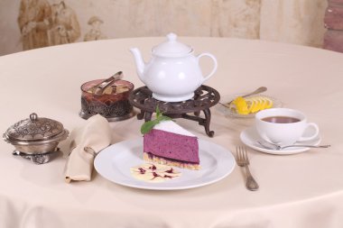 Yaban mersinli cheesecake ve limon çayı