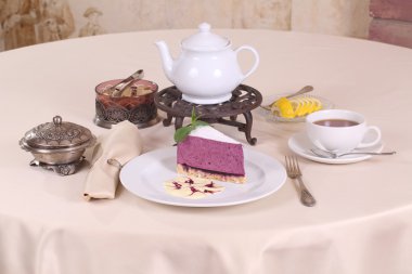 Yaban mersinli cheesecake ve limon çayı