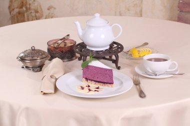 Yaban mersinli cheesecake ve limon çayı