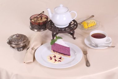 Yaban mersinli cheesecake ve limon çayı