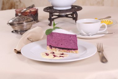 Yaban mersinli cheesecake ve limon çayı