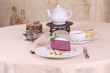 Yaban mersinli cheesecake ve limon çayı