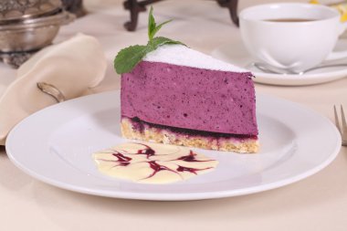 Yaban mersinli cheesecake ve limon çayı