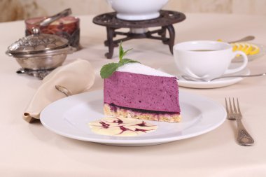 Yaban mersinli cheesecake ve limon çayı