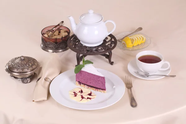 Borůvkový tvarohový koláč a citron čaj — Stock fotografie