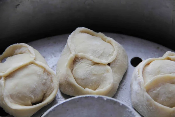 Hamur buğulanmış (köfte yemek için dolgu etli) — Stok fotoğraf