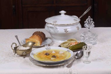 çorba, tavuk ve erişte ve bir bardak votka