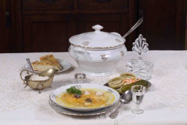 çorba, tavuk ve erişte, atıştırmalıklar ve bir bardak votka