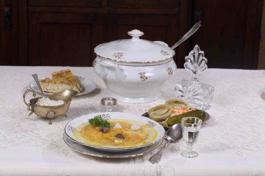 çorba, tavuk ve erişte, atıştırmalıklar ve bir bardak votka