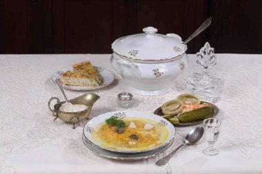 çorba, tavuk ve erişte, atıştırmalıklar ve bir bardak votka